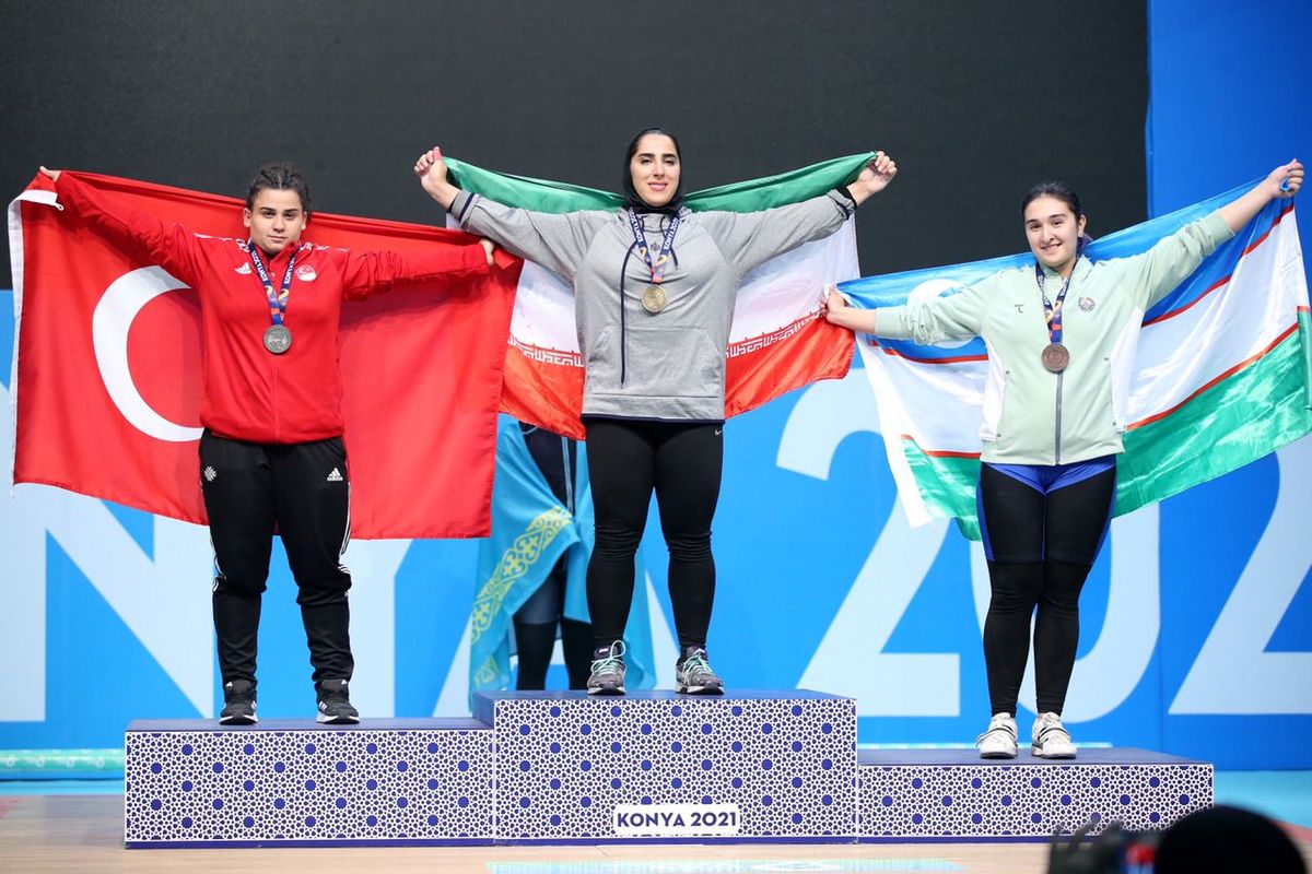 اولین طلای تاریخ وزنه‌برداری زنان ایران با استاد دانشگاه الهام حسینی!